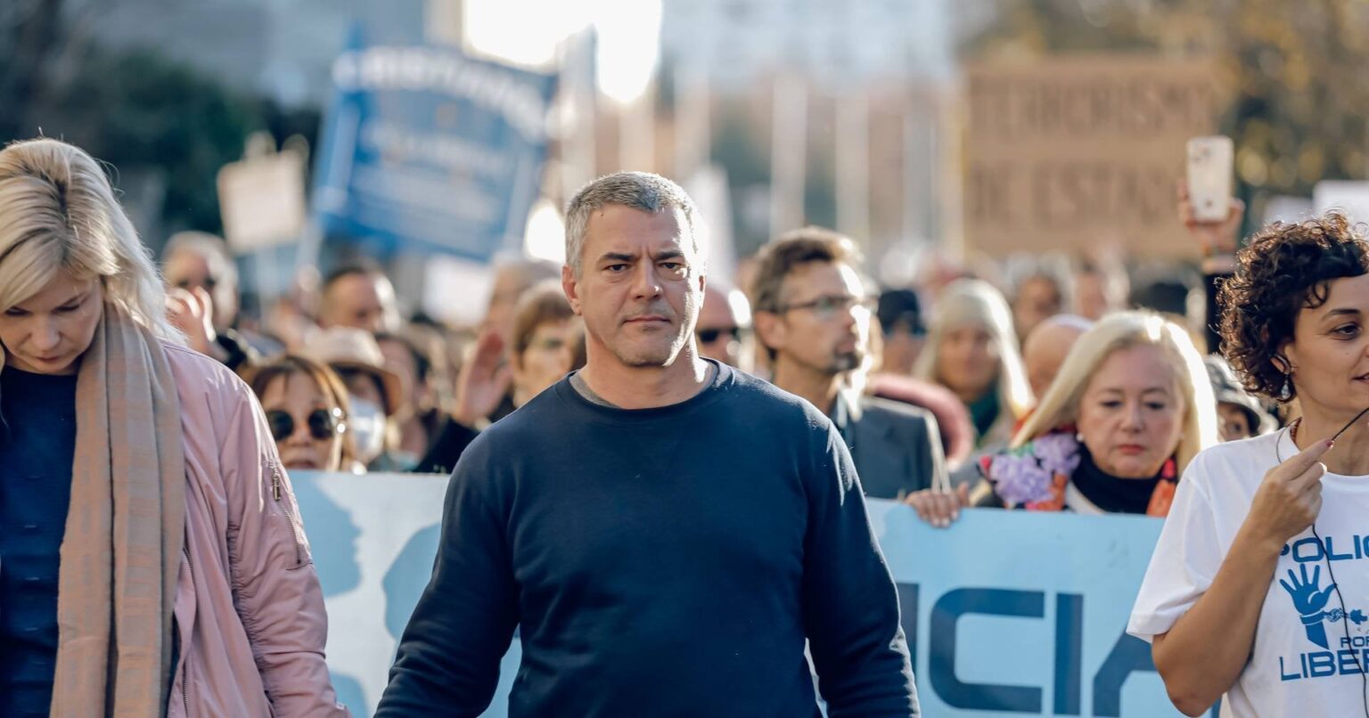 元裁判官フォンセカとカストロは、息子を母親に届けるように通知しましたが、ポンテ・デ・リマの学校に彼を登録しました
