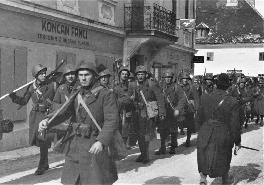 1941年4月6日、ユーゴスラビアの侵略は、イタリア人とハンガリー人によってすぐに支持され、ドイツのナチス・ファシスト軍によって始まりました。これらの国々は、侵略された国家の領土と国家ファントクシオの創設の分割に進みます。