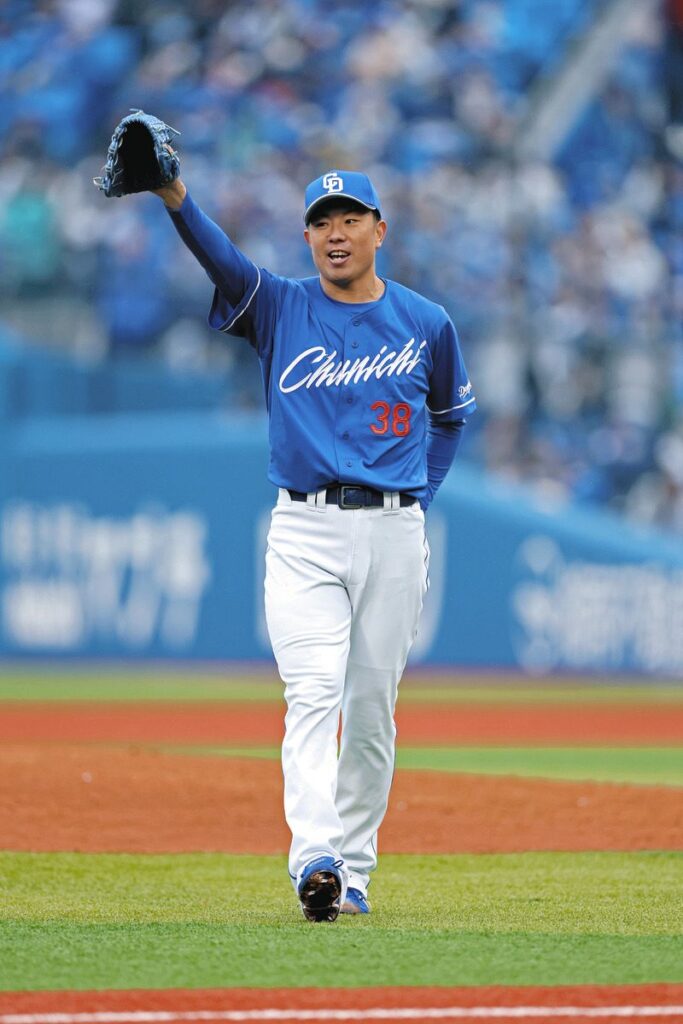 ６回裏終了、ベンチに戻る松葉