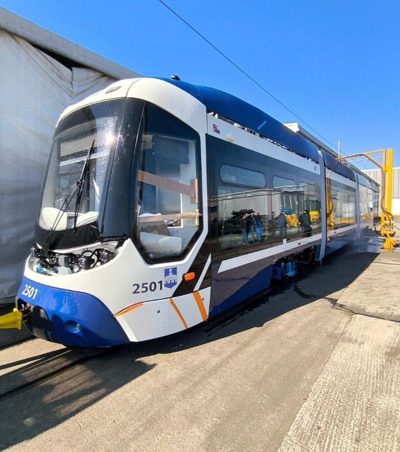 Koncarは、Osijekに配達される20枚の新しい路面電車の最初のものを完成させます