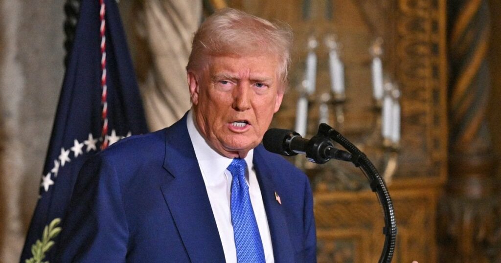 連邦労働者は、トランプの多くのマーラゴ旅行を自宅で働いています