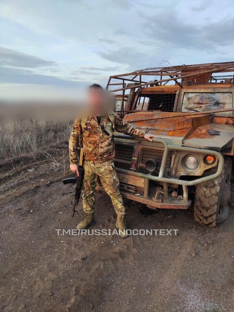 ロシアの兵士は、自分の破壊された車両の隣に誇らしげに立っています。これは、ロシア軍に固執している説明できない現象です。