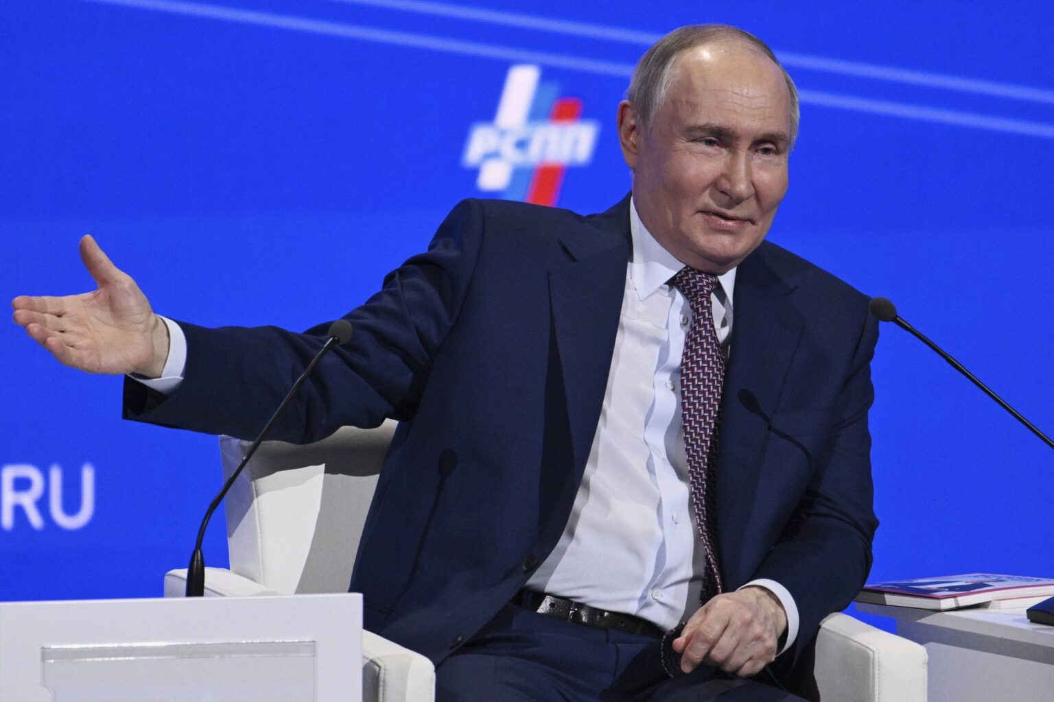 見る：プーチンは彼がトランプの呼びかけに遅れて走っていると言われたときに笑います
