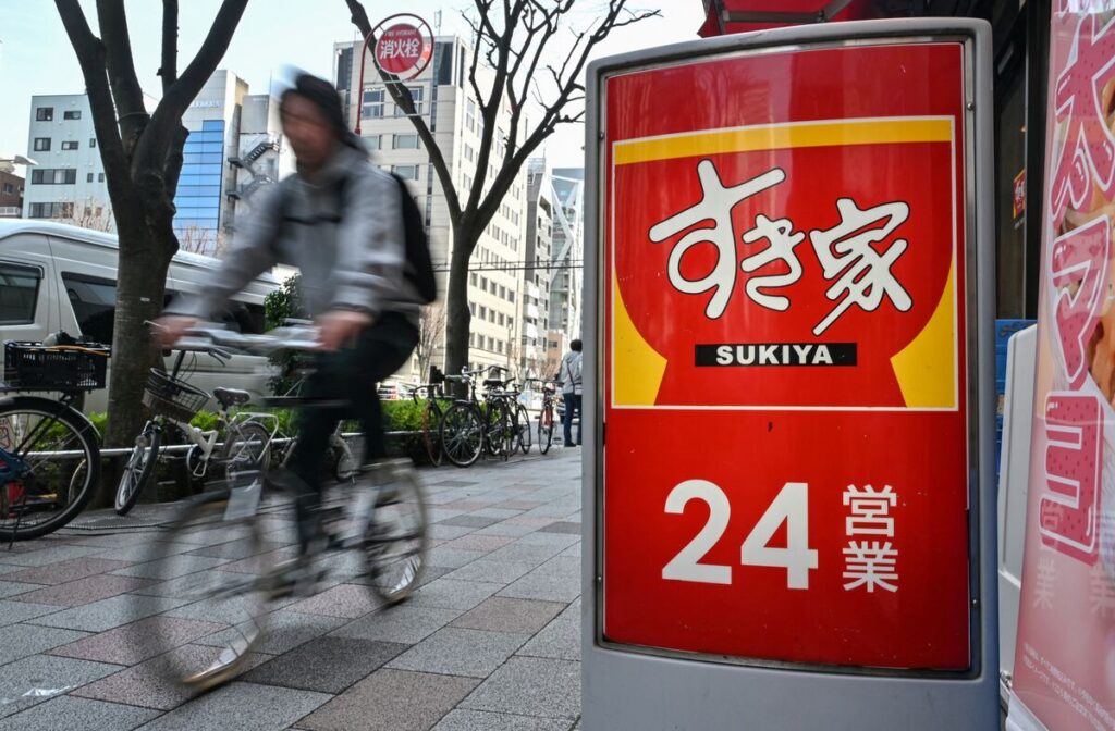 ゼンショー株が急落、すき家全店を一時閉店－異物混入再び判明 - Bloomberg