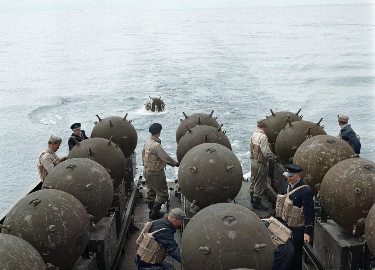 船の船員ruotsinsalmiは、継続戦争中にフィンランド湾の接触鉱山を敷設します