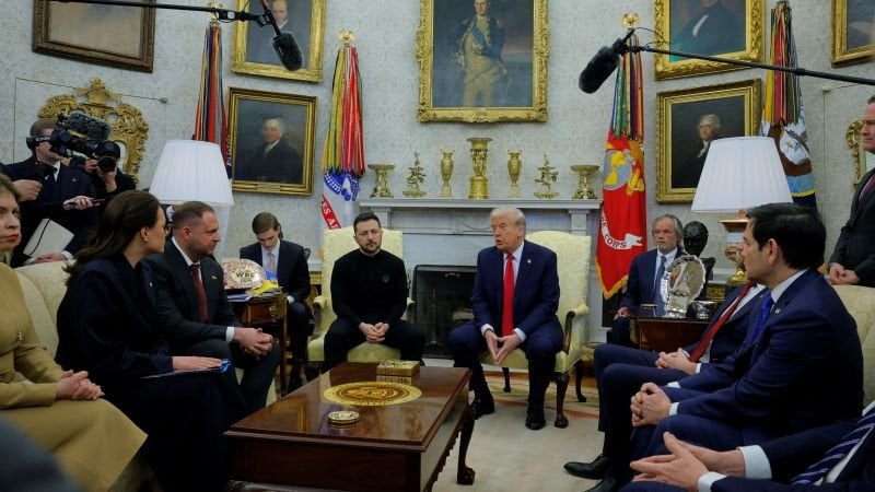 ロシアの国営メディアレポーターがトランプゼレンスキーの座り込みのために楕円形のオフィスに入った