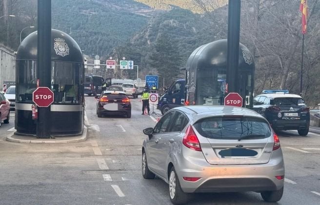 顕著な原因を持つ人々を求めて国境での強力なスペインの警察の管理