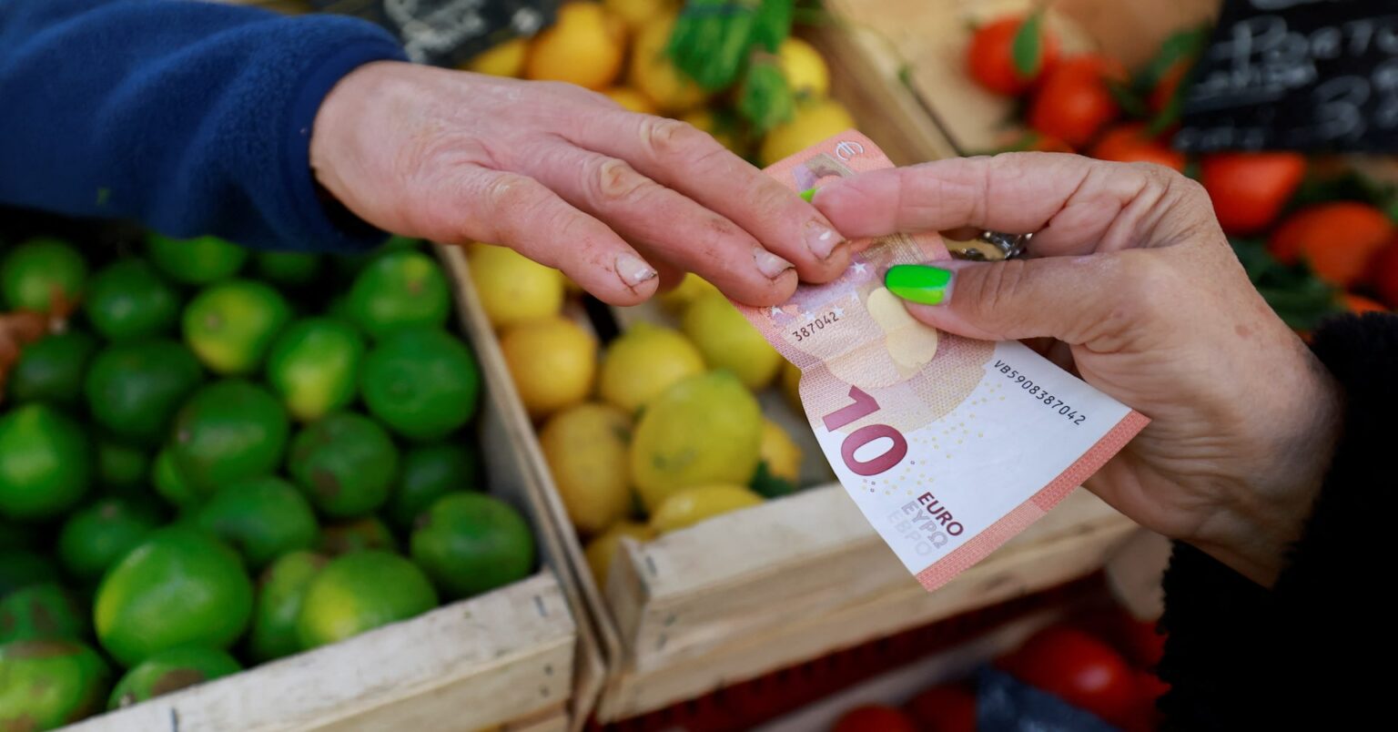 ユーロ圏2月ＣＰＩ速報、前年比＋2.4％に鈍化　サービスも減速 | ロイター