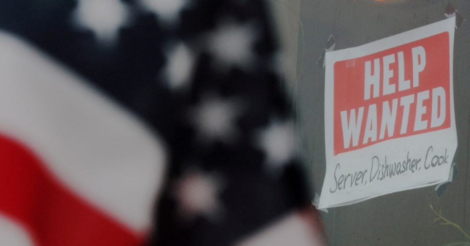 米新規失業保険申請、2.1万件減の22.1万件　予想以上に減少 | ロイター