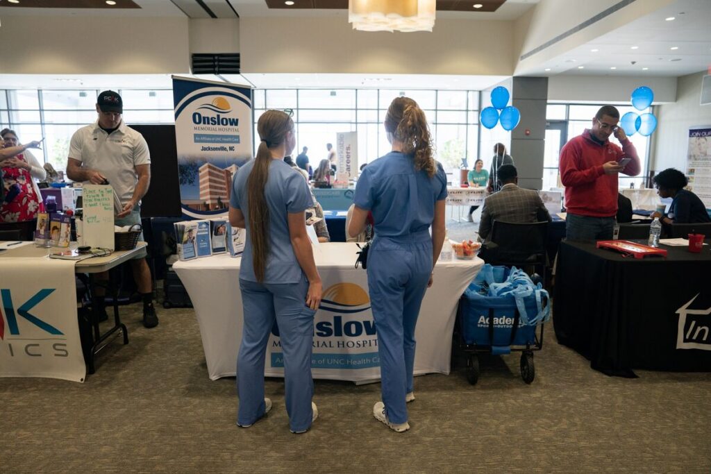 米新規失業保険申請件数、前週から減少－労働市場巡る懸念を緩和 - Bloomberg