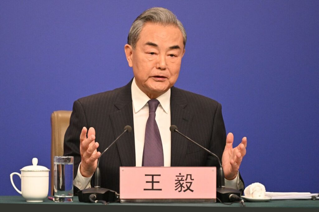 トランプ氏は「偽善的」と中国外相－合成麻薬巡る関税賦課を非難 - Bloomberg