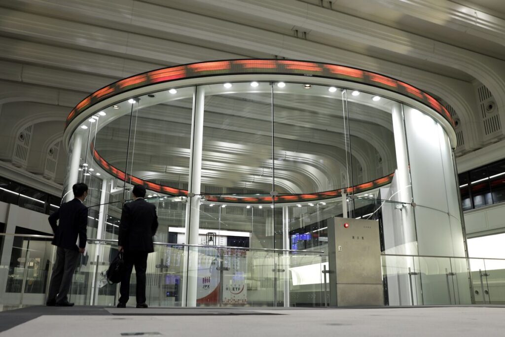 株式市場が読む大幅賃上げ後の消費、ささやか支出で低価格店に買い - Bloomberg