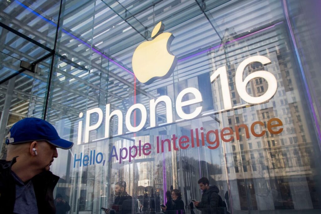 アップル、ＡＩ巡る混乱深まる－音声アシスタントのアップデート延期 - Bloomberg