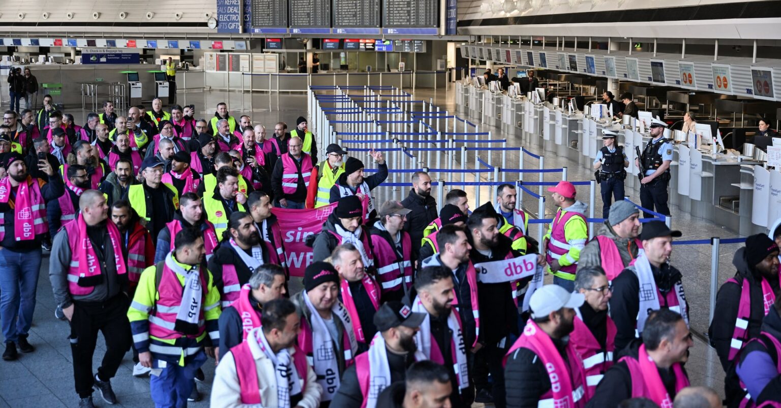 ドイツの各空港で終日スト、数千便が欠航・50万人以上に影響 | ロイター