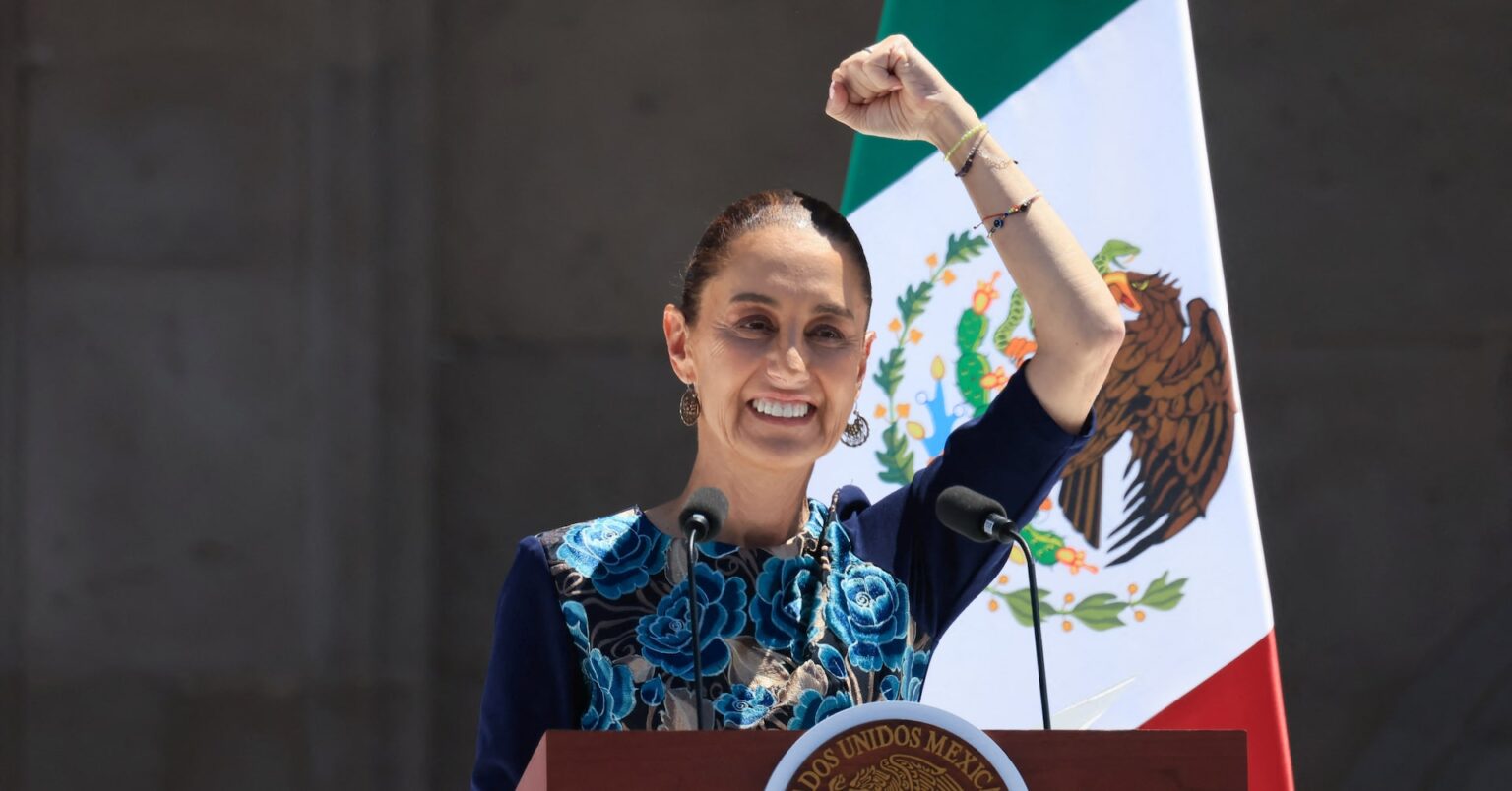 メキシコ大統領「主権が常に最優先」、米関税猶予を支持者に報告 | ロイター