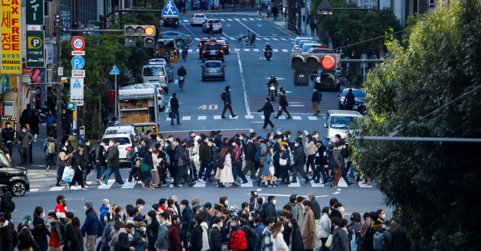 街角景気3ポイント悪化し2年半ぶり低水準、物価高と低気温で判断下げ | ロイター