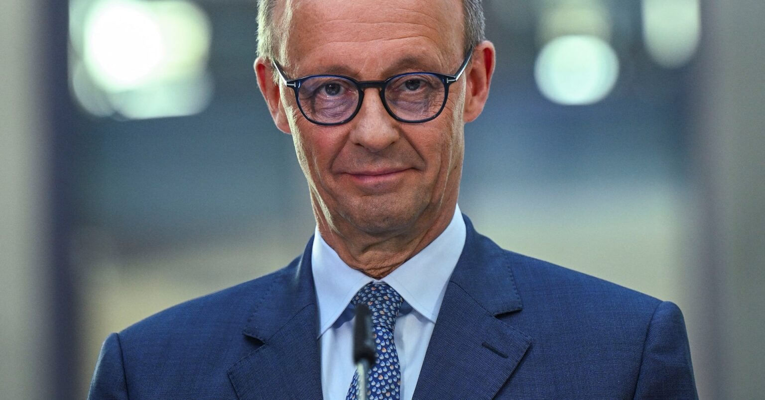 ドイツ次期首相、仏英と核兵器共有で協議する意向 | ロイター