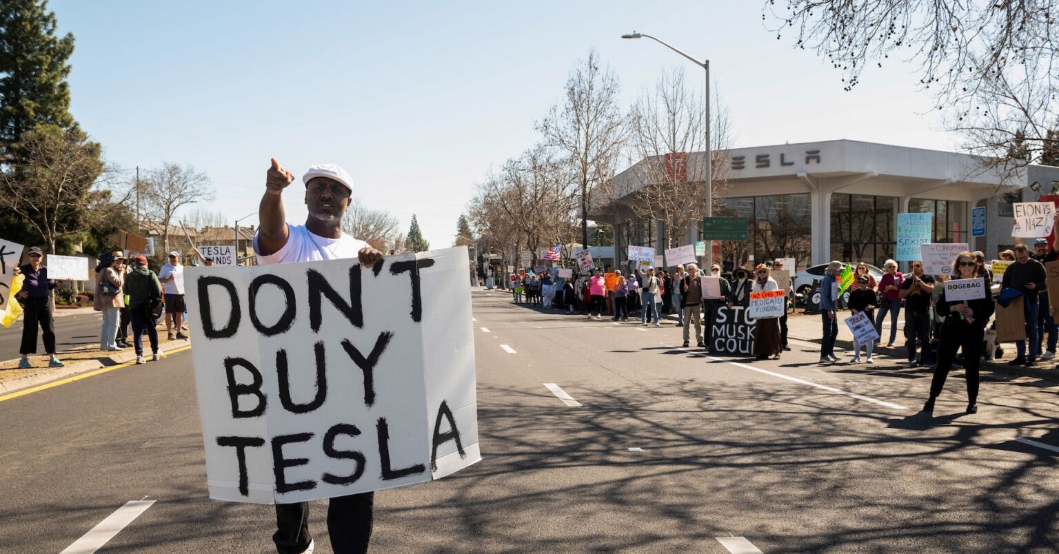 トランプ氏、テスラの新車購入へ　「マスクへの支持の証し」 | ロイター
