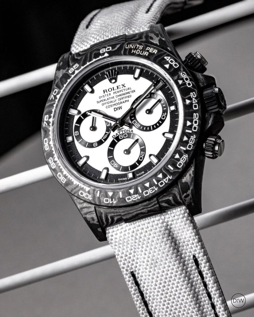 カスタム時計メーカー「DIW」から、人気モデルの意匠を受け継いだ「CARBON ROLEX DAYTONA Cream V2」が登場。