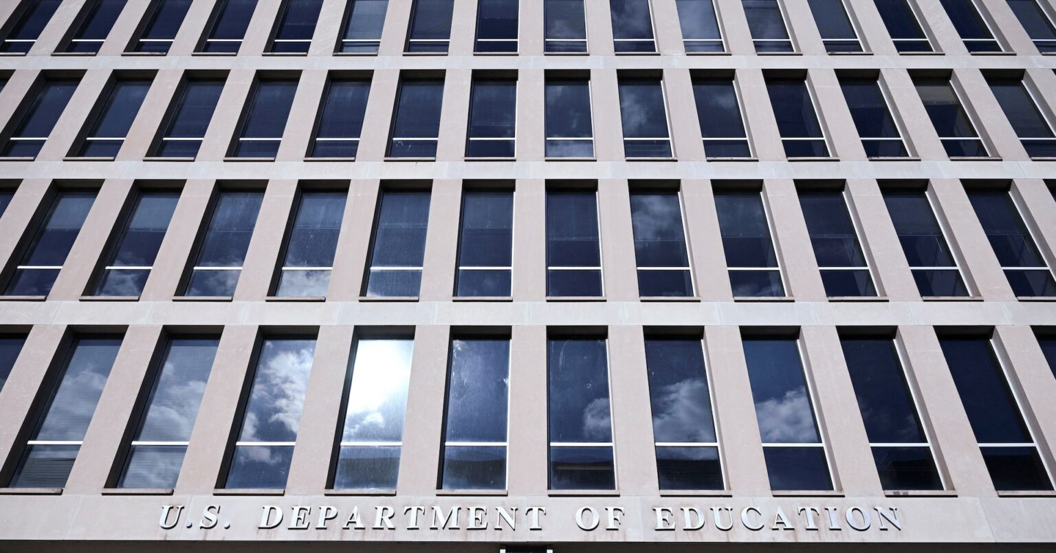 米教育省、職員の半数を一時帰休に　トランプ大統領の要請に対応 | ロイター