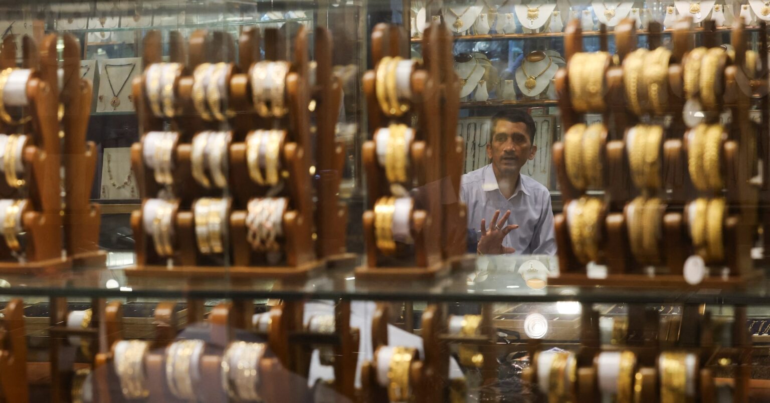 金現物が最高値更新、トランプ関税巡る懸念や米利下げ観測で | ロイター