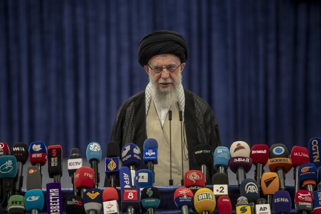 イラン最高指導者が批判、トランプ氏の交渉の誘いは「トリック」 - Bloomberg