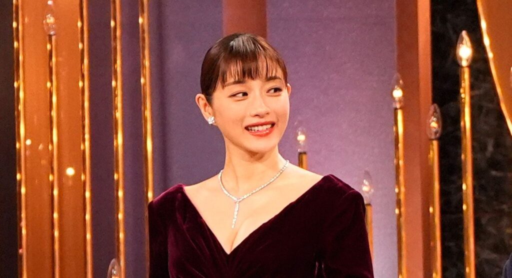 石原さとみ、胸元ざっくりドレスで魅了！河合優実＆芦田愛菜ら豪華女優が美の競演：第48回日本アカデミー賞 - シネマトゥデイ