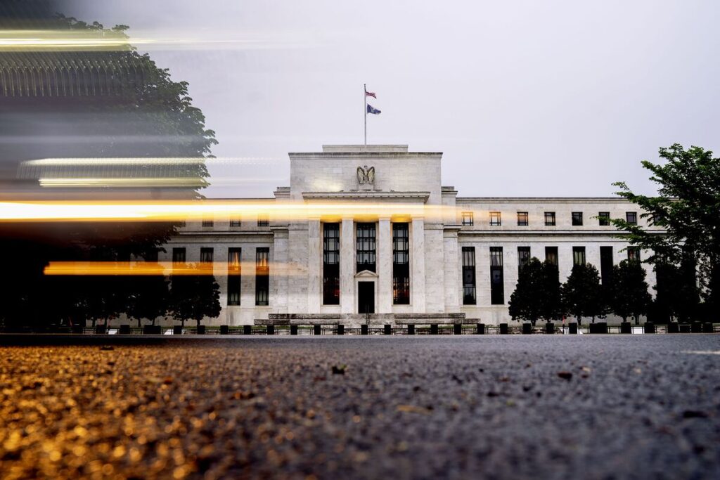 ＦＲＢは年内２回利下げへ、トランプ氏政策で成長予想引き下げ－調査 - Bloomberg