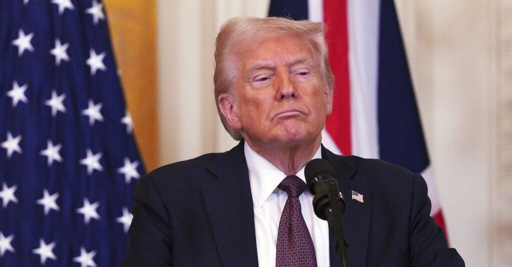 「違憲に沈黙する」：トランプは、抗議者を国外追放し、重要な視点に基づいて「スピーチを容認できるように制限する」ことにより、第1および第5修正に違反している、とスーツは言う