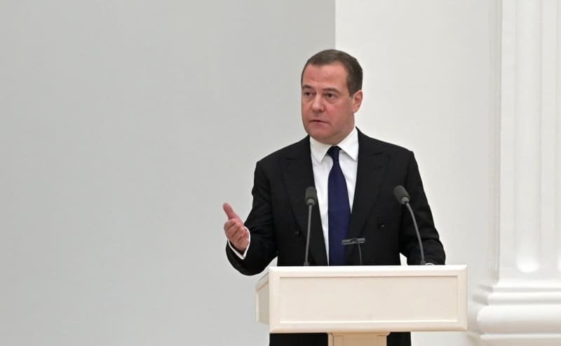 ロシアのメドベージェフは、ウクライナの平和維持軍をめぐるNATOとの戦争を脅かしています