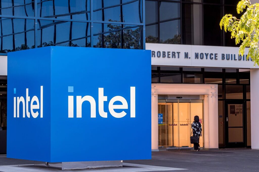インテル、次期CEOに約6900万ドル相当の報酬パッケージ付与へ – Bloomberg インテル、次期CEOに約6900万ドル相当の報酬パッケージ付与へ - Bloomberg
