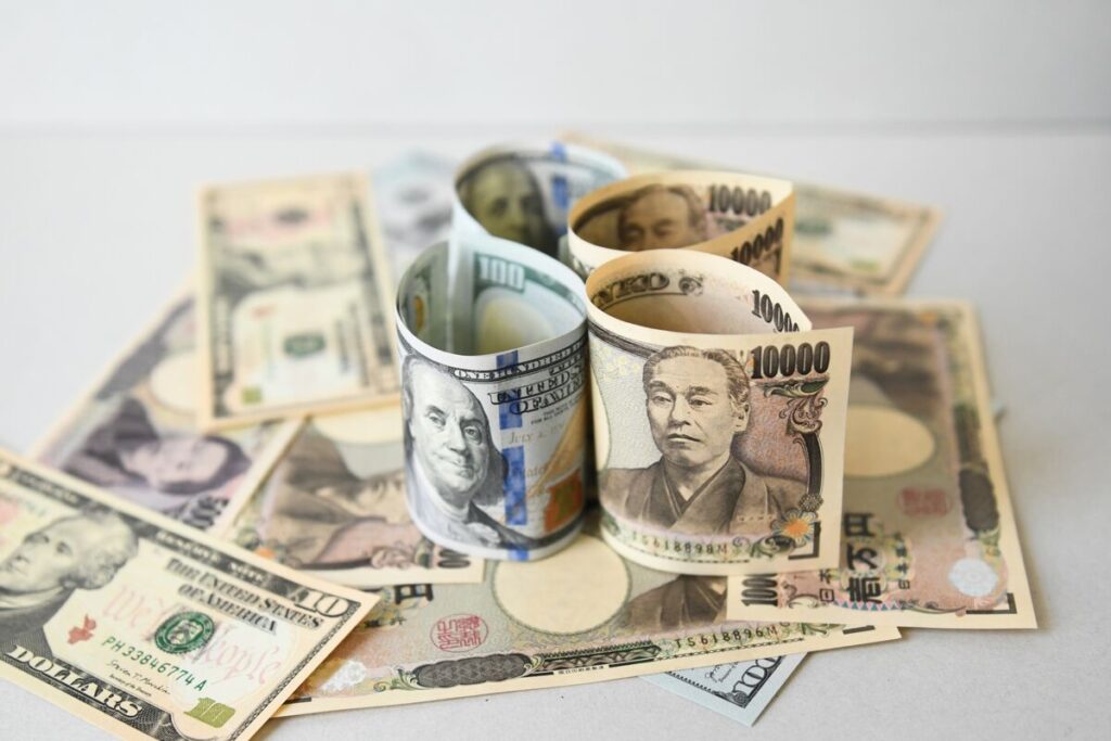円は149円半ばに下落、株高でリスク選好の円売り-ウクライナ情勢注視 - Bloomberg