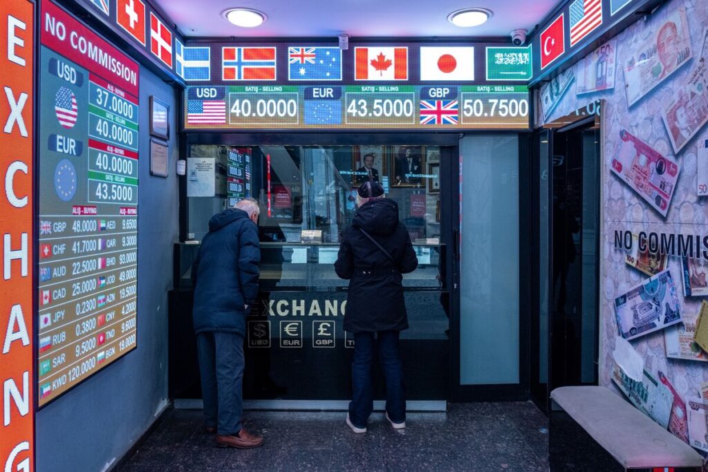 トルコ市場に持ち直しの兆し、売り和らぐ－当局が相次ぎ市場対策 - Bloomberg