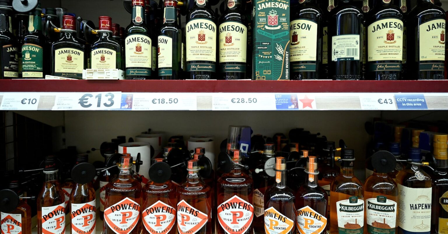 ＥＵ、報復関税第1弾の発動を4月中旬に延期　米産バーボンなど | ロイター