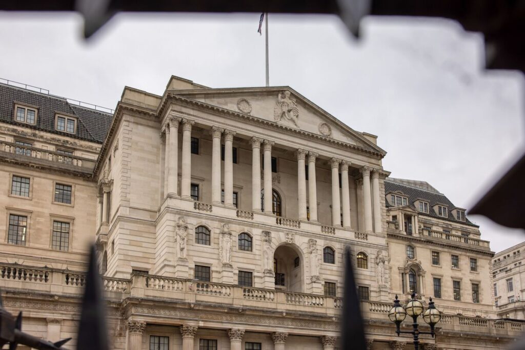 英中銀、８対１で金利据え置き決定－ハト派３人も慎重姿勢に転換 - Bloomberg