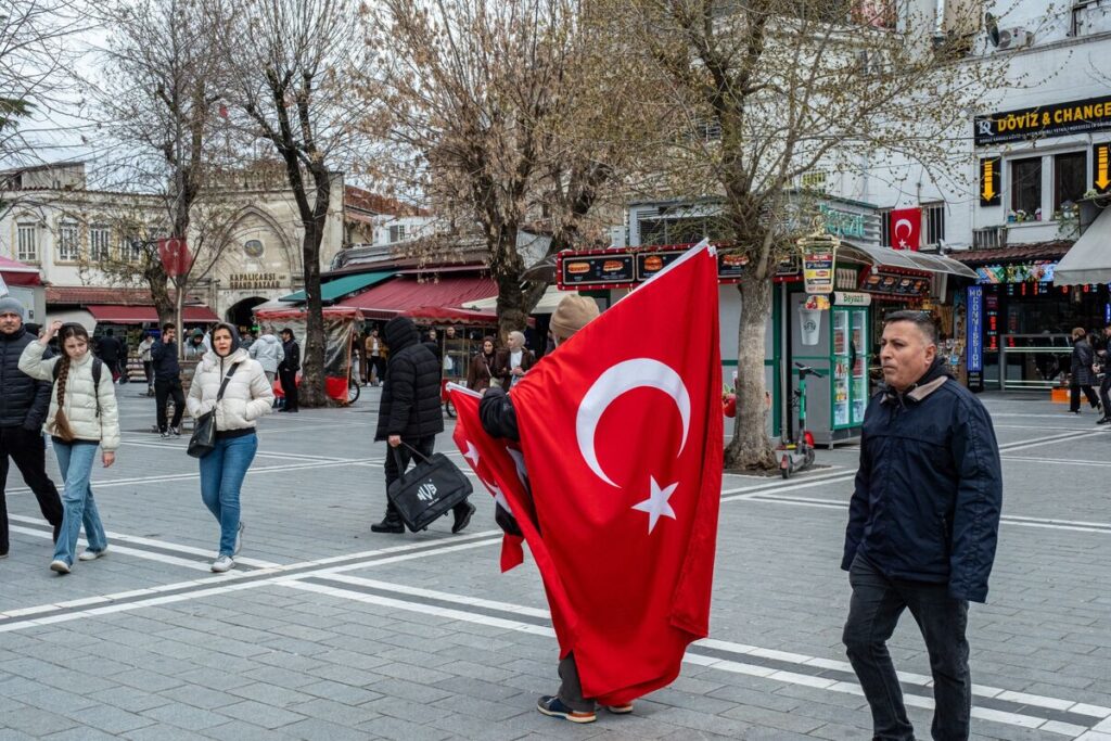 トルコ中銀が緊急会合、翌日物貸出金利を引き上げ－リラを下支え - Bloomberg