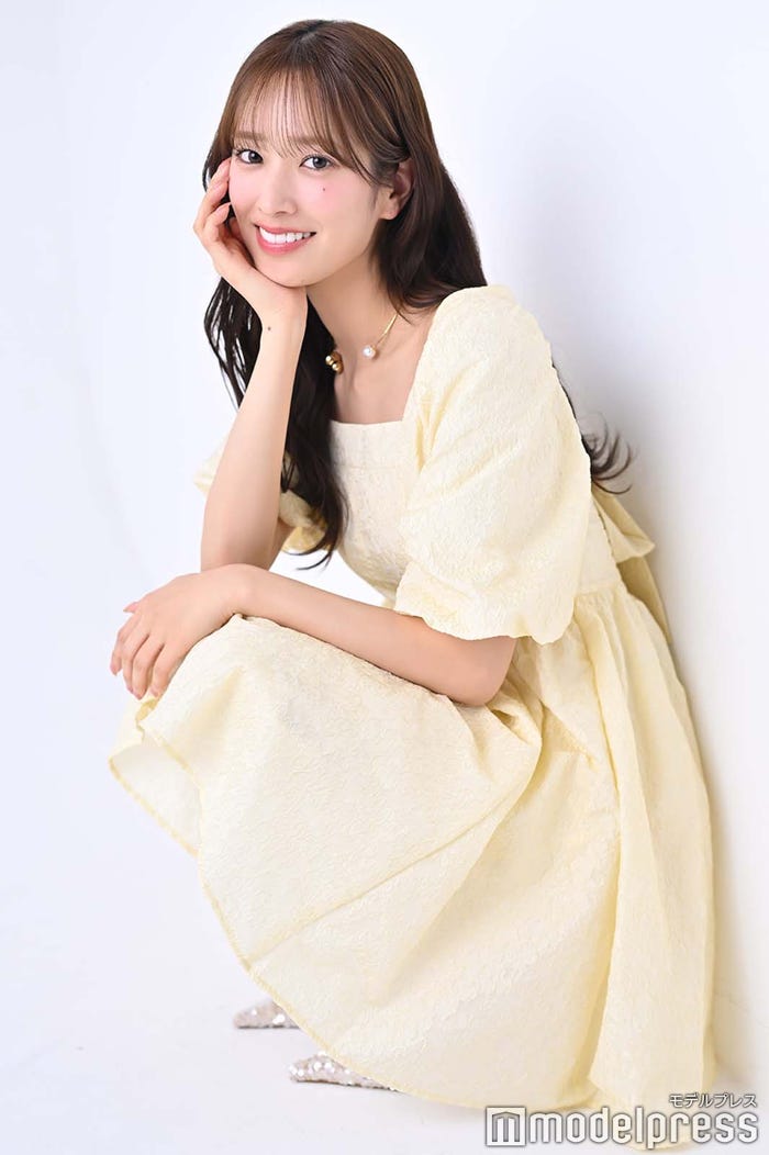 佐々木久美／イエロートップス（15,400円／CALNAMUR）、白デニムパンツ（2,970円／神戸レタス）、その他：スタイリスト私物（C）モデルプレス