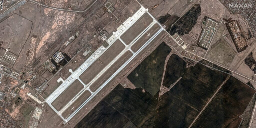 新しい衛星画像は、ウクライナがロシアの奥深くで爆撃機の基地を襲った後の損害を示しています