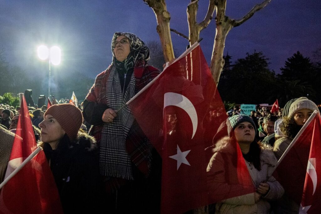 トルコ・リラ、週間ベースで２年ぶり大幅安の勢い－政局不安収まらず - Bloomberg