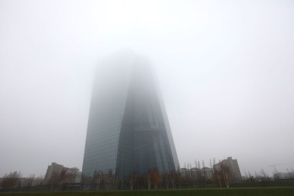 トランプ関税で視界不良、各国中銀は慎重姿勢に－利下げ一時停止 - Bloomberg