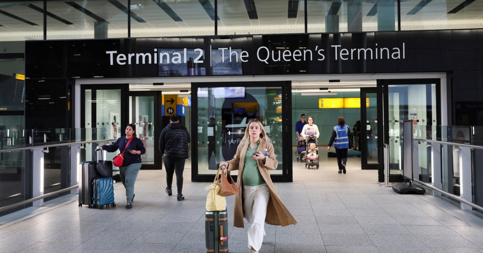 英ヒースロー空港再開、停電への対応調査へ　航空便の混乱続く | ロイター