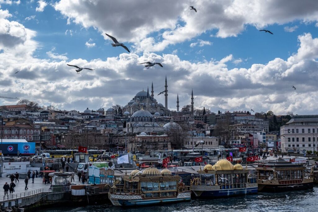 トルコ当局が市場支援策、全株空売り禁止－自社株買いルール緩和 - Bloomberg