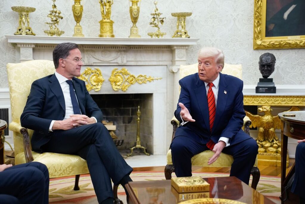 トランプ米政権、ＮＡＴＯ軍最高司令官ポストの放棄を検討－ＮＢＣ - Bloomberg