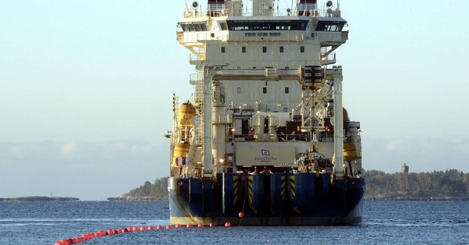 欧州、ロシアのハイブリッド攻撃非難　ケーブル切断巡り調査開始 | ロイター