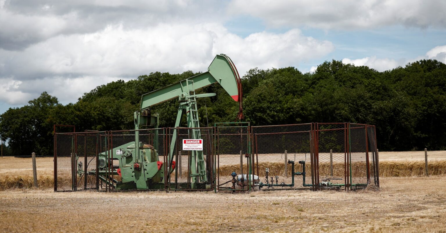 原油先物は横ばい、ウクライナ停戦協議の行方見極め | ロイター