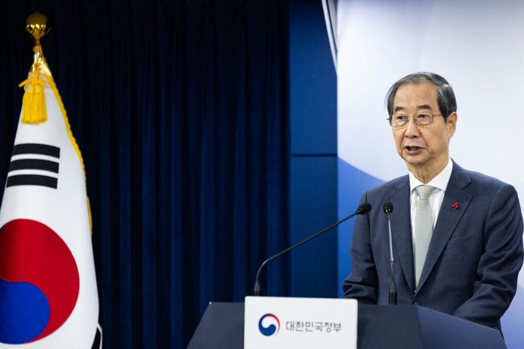 韓国の韓首相、大統領代行に復帰－憲法裁が弾劾訴追を棄却 - Bloomberg