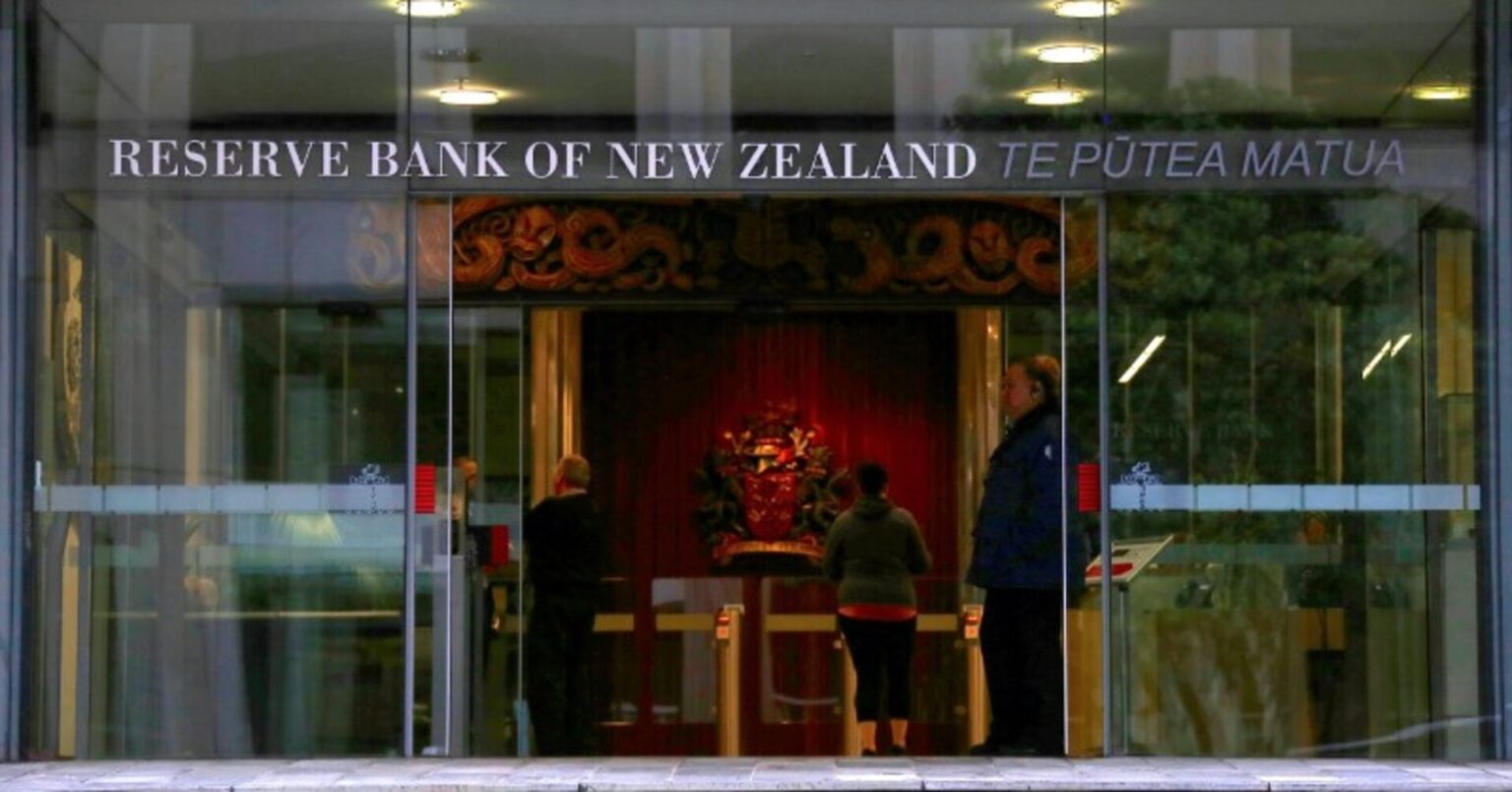 ＮＺ経済、先行き厳しい　失業増大や企業投資延期＝中銀半期報告 | ロイター