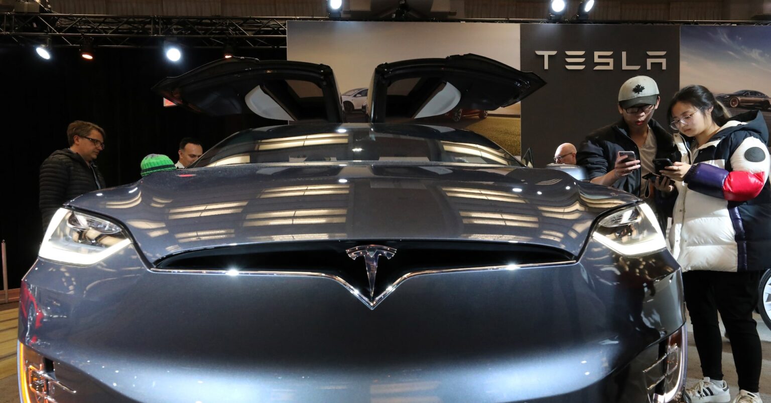 カナダがテスラ車を補助金対象から除外、トランプ関税理由に  | ロイター