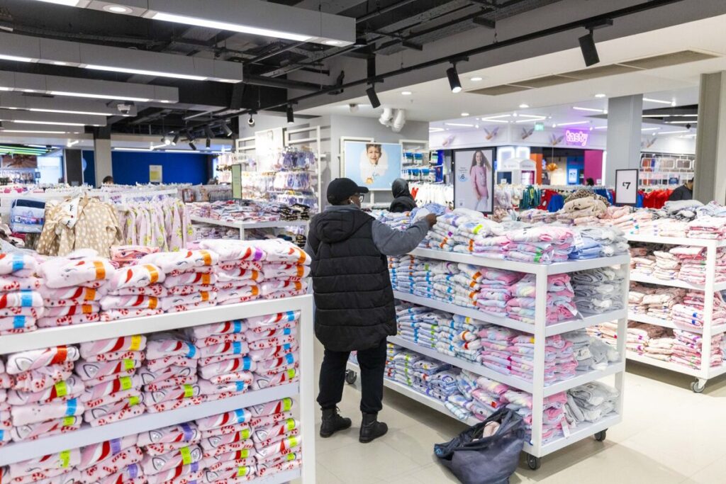 英国、２月インフレ率が予想に反し低下－財務相と利下げに追い風 - Bloomberg