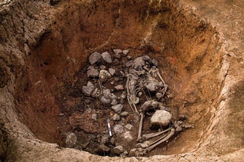 「印章の神官」が埋葬されたのは紀元前1000年頃。ペルーのパコパンパ遺跡という神殿跡で、数層の灰と黒土の下から発見された。（MINISTRY OF CULTURE OF PERU）